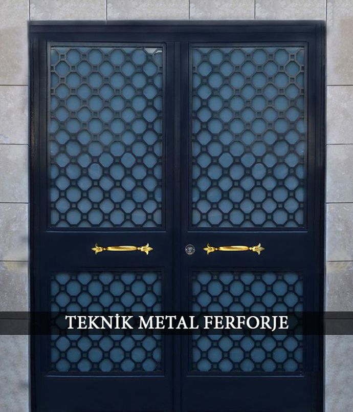 Geometrik Desenli Bina Giriş Kapısı